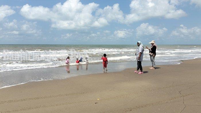 Pengunjung menikmati air laut di tempat wisata Pantai Angsana, Kecamatan Angsana, Kabupaten Tanah Bumbu (Tanbu), Provinsi Kalimantan Selatan (Kalsel), Kamis (28/9/2023).