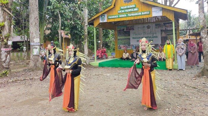 Pertunjukan tari di tempat wisata Pasar Budaya Racah Mampulang, Desa Balida, Kecamatan Paringin, Kabupaten Balangan, Provinsi Kalimantan Selatan (Kalsel).