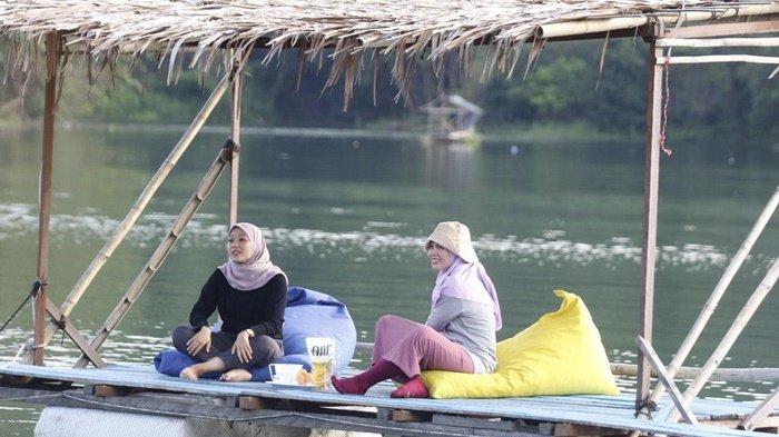 Wisata Kalsel. Alimpung Island di kawasan Waduk Riam Kanan, Kecamatan Aranio, Kabupaten Banjar, Provinsi Kalimantan Selatan.