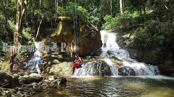 Wisata Kalsel. Pengunjung di Air Terjun Riam Bainggi Desa Dayak Pitap, Kecamatan Tebingtinggi, Kabupaten Balangan, Provinsi Kalimantan Selatan.