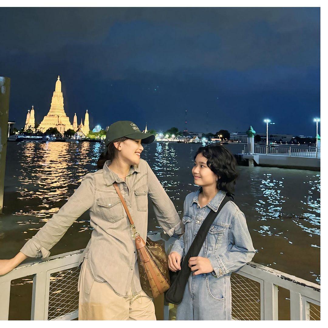 lihat foto Ayu Ting Ting dan Bilqis Khumaira Razak saat liburan di Thailand.
