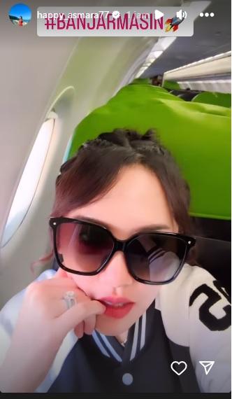 Happy Asmara kala tiba di Bandara Syamsudin Noor.