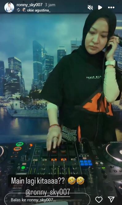 Okie Agustina main alat DJ.