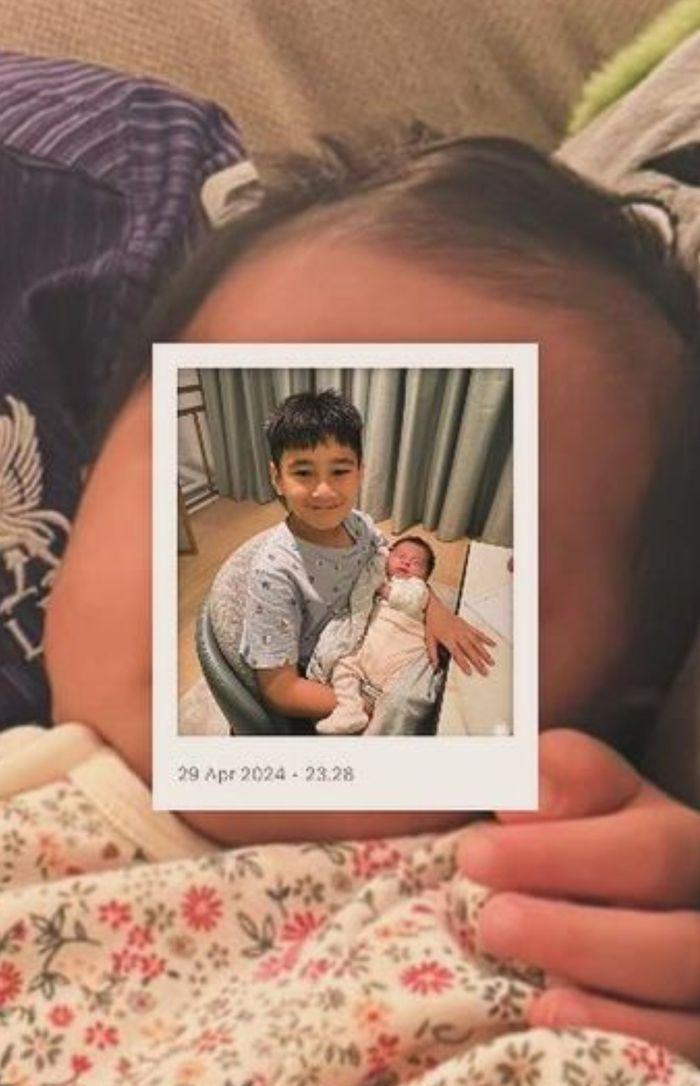 Raffi Ahmad spill wajah cantik baby Lily.