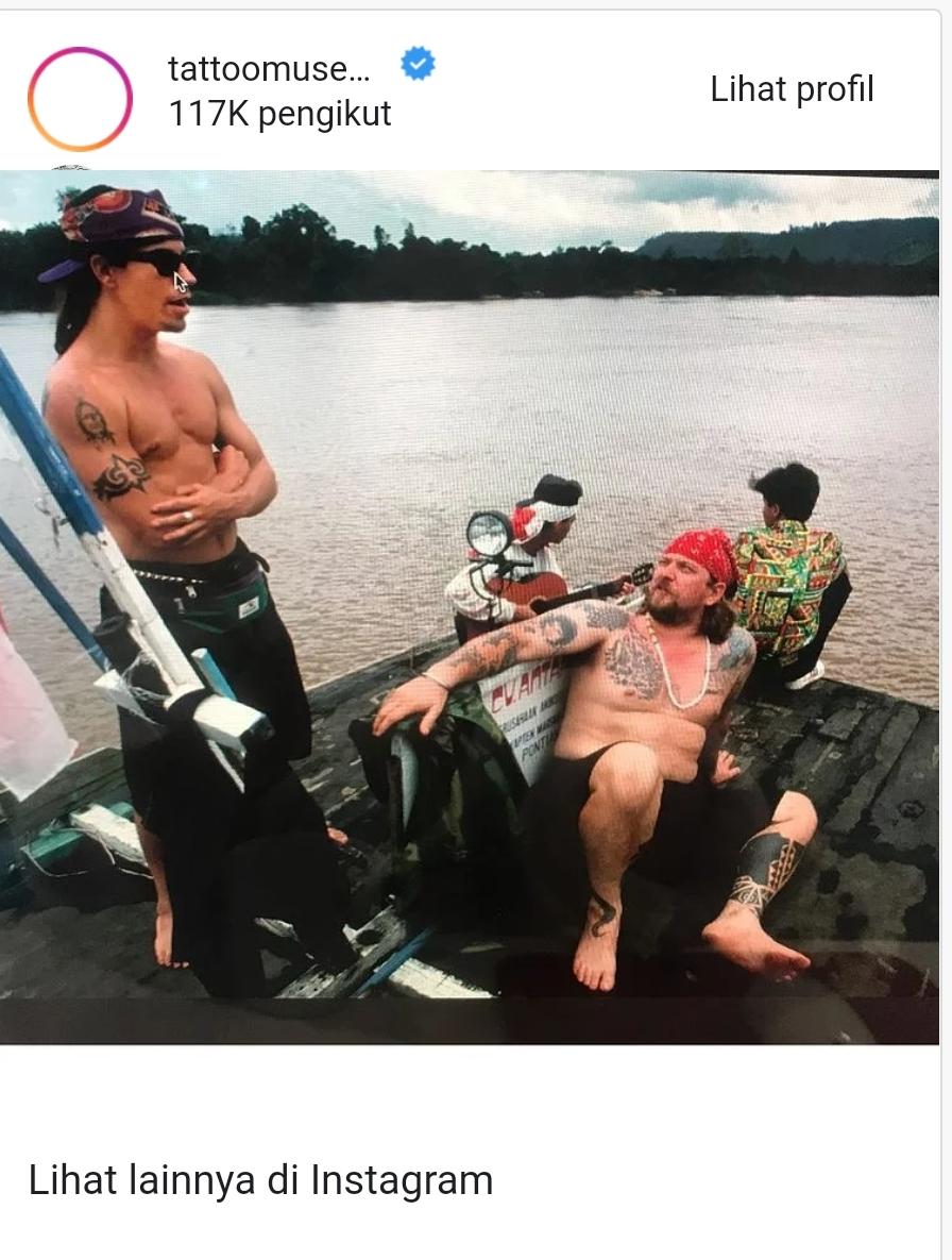 Vokalis grup band Red Hot Chili Peppers, Anthony Kiedis, saat berlibur di Pulau Kalimantan, Indonesia.