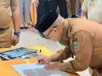Bupati-Kotabaru-Muhammad-Rusli-menandatangani-berita-acara-Musrenbang-RPJMD-2025.jpg