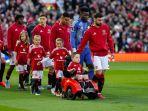 Pemain-Manchester-United-Bruno-Fernandes-bersama-anak-anak-penggemar-Reds-Devil-sebelum-laga.jpg