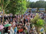 Warga-berkerumun-untuk-melepas-JCH-Tabalong-dari-Pendopo-Bersinar.jpg