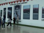 Warga-ramai-berswafoto-di-spot-ikonik-yang-ada-di-kawasan-Bandara-Syamsudin-Noor.jpg
