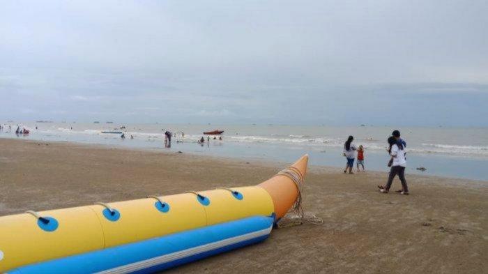 Pesona keindahan Pantai Angsana di Kabupaten Tanah Bumbu, Kalimantan Selatan.