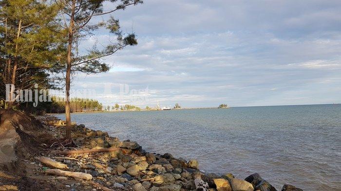 Pesisir pantai Jorong Beach Galam berlapis pasir putih yang padat sehingga nyaman dilintasi.