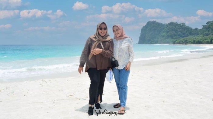 Wisatawan menikmati keindahan Pulau Sangiang.