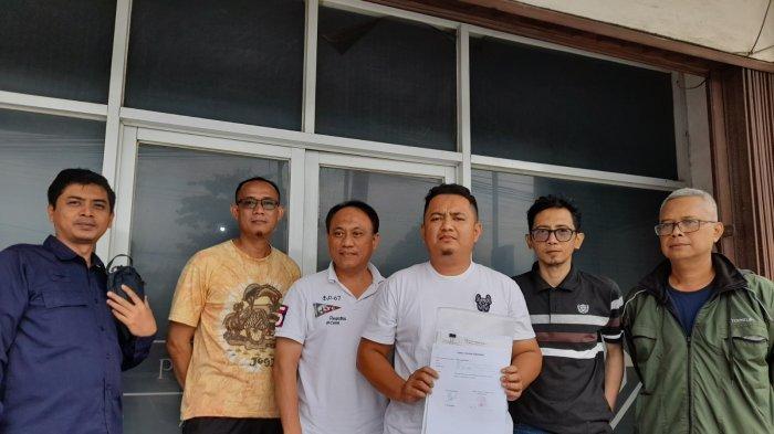 Isten Boy (39) tampak kesal saat mendatangi kantor pemasaran tanah kavling dan perumahan di Kelurahan Karundang, Kecamatan Cipocok Jaya, Kota Serang, Minggu (4/2/2024).