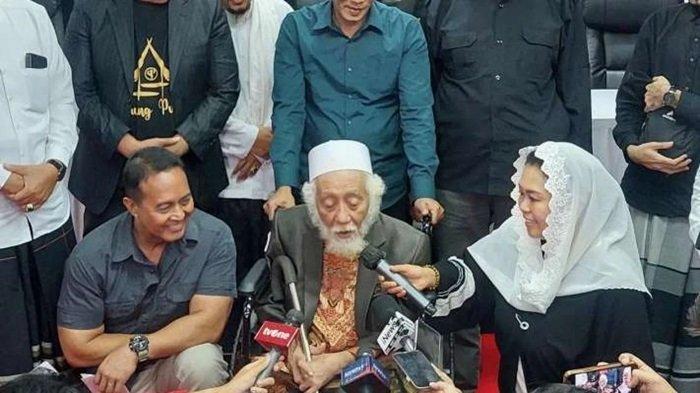 Sosok KH Ahmad Muhtadi bin Dimyathi atau yang akrab disapa Abuya Muhtadi, ulama Banten yang dukung Ganjar-Mahfud di Pilpres 2024.