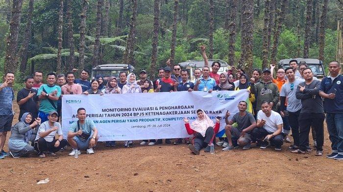 Jajaran BPJS Ketenagakerjaan Serang Raya berfoto bersama dengan para Agen Prisai di sela-sela kegiatan offroad, Kamis (25/7/2024).