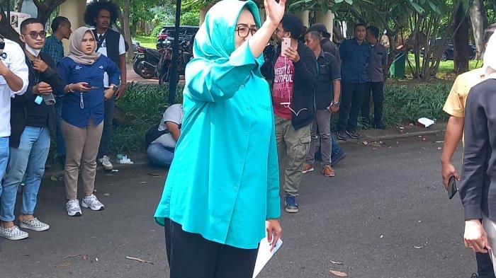 Calon Gubernur Banten nomor urut 1, Airin Rachmi Diany menggunakan hak pilihnya di TPS 15 Kelurahan Pakulonan, Kecamatan Serpong Utara, Tangsel.