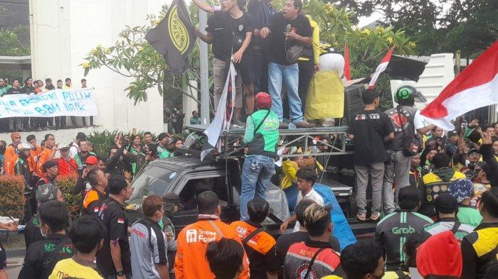 Ribuan driver ojek online (Ojol) di Banten gelar aksi unjuk rasa di Kawasan Pusat Pemerintahan Provinsi Banten (KP3B) Kota Serang, Senin (12/9/2022).