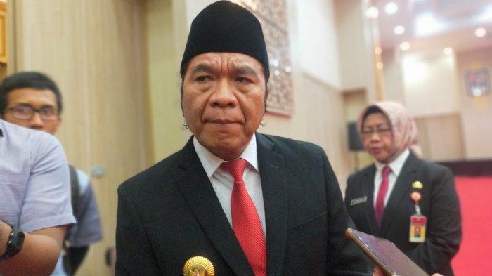 Pj Gubernur Banten Al Muktabar akan menjatuhi sanksi berat terhadap AB usai ketahuan mengelaurkan kontrak pengadaan laptop bodong.