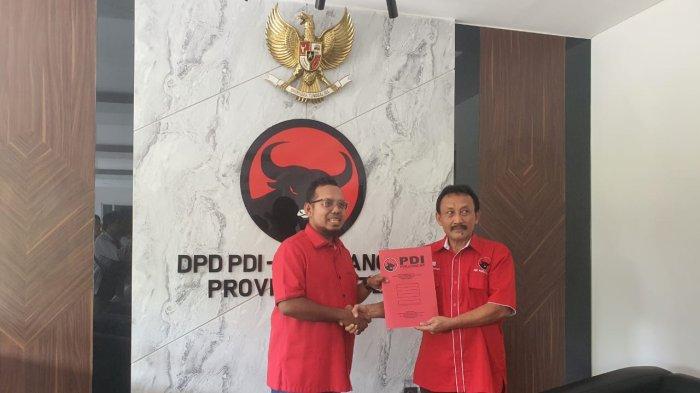 Anggota DPR RI, Rano Karno mengambil formulir pendaftaran Calon Gubernur Banten di DPD PDIP Banten, Senin (29/4/2024).
Pengambilan formulir itu diwakili oleh Ketua Tim Pemenangan Rano Karno, Beno Novit Neang pada pukul 14.00 WIB.
