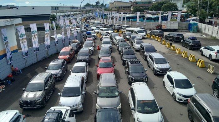 Suasana antrean panjang menuju Dermaga Eksekutif Pelabuhan Merak.
 