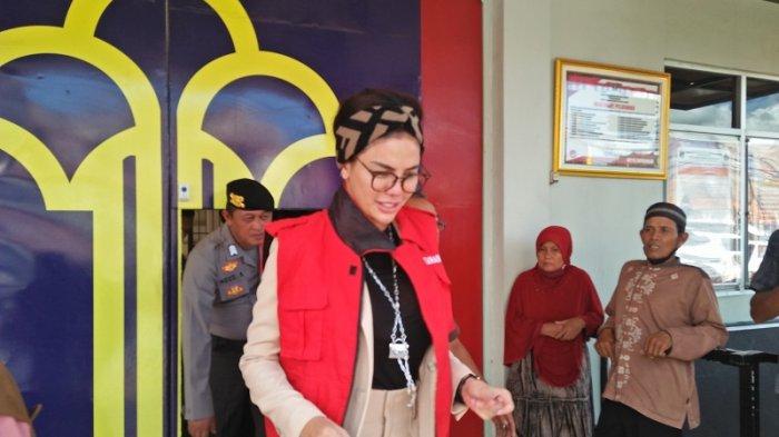 Nikita Mirzani dengan gaya berpakaian modern dan membanggakan tinggi badannya