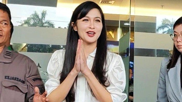 Pemain sinetron dan film Sandra Dewi selesai menjalani pemeriksaan terkait kasus dugaan korupsi yang dilakukan Harvey Moeis di Kejaksaan Agung RI. Sandra Dewi terlihat menebarkan tawa setelah keluar dari Gedung Jaksa Agung Muda Bidang Pidana Militer Kejagung RI, Kebayoran Baru, Jakarta Selatan, Kamis (4/4/2024).