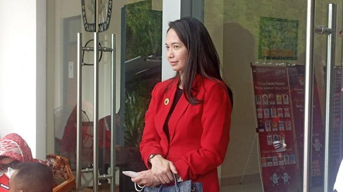 Artis Verlita Evelyn Saba mengaku ingin mewujudkan keluarga bahagia dan harmonis. Pernyataan itu disampaikan saat ditanya soal alasan mencalonkan diri sebagai bakal calon anggota legislatif (Bacaleg) di Pileg 2024. Verlita Evelyn mencalonkan sebagai Bacaleg DPRD Banten dari PDI Perjuangan untuk daerah pemilihan (Dapil) IX Kota Tangerang Selatan.
