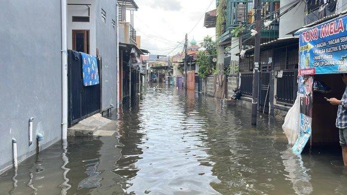 BANJIR DI CENGKARENG - Potret banjir yang menggenangi pemukiman warga di Jalan Jaya Raya, Cengkareng Barat, Jakarta Barat pada Kamis (30/1/2025). Selama 2 hari, kawasan ini masih digenangi air hingga ketinggian 30 - 40 centimeter.  