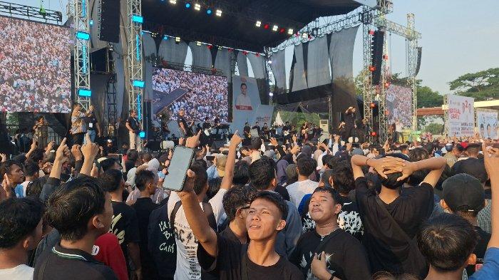 Ribuan penonton yang sebagiannya merupakan Baladewa, tampak sing along atau ikut bernyanyi bersama Dewa 19.