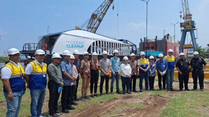 Band asal Inggris Coldplay menyumbangkan kapal pembersih sampah ke Pemerintah Kabupaten (Pemkab) Tangerang.