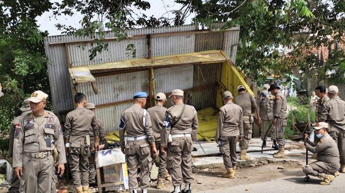 sejumlah bangunan liar (Bangli) di sekitar Kelurahan Masigit, Kecamatan Jombang, Kota Cilegon dibongkar, Kamis (27/6/2024). 