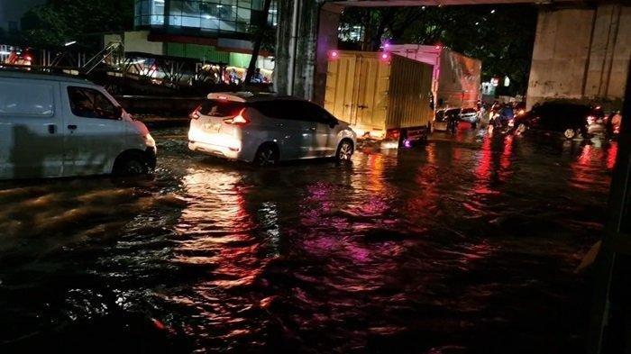 Banjir di kolong fly over Cibodas Kota Tangerang pada Kamis (4/1/2024).