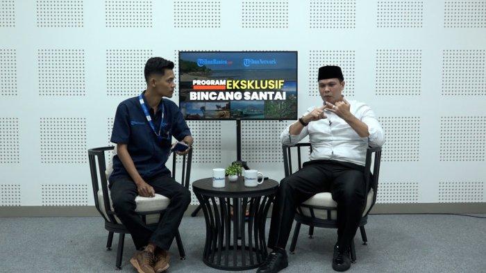 Ketua DPRD Kota Serang, Budi Rustandi saat hadir di podcast Bincang Santai di Kantor TribunBanten.com, Rabu (13/12/2023).