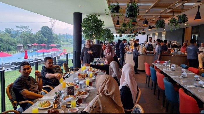 Potret sejumlah orang berbuka puasa Ramadan bersama di Aston Serang. 