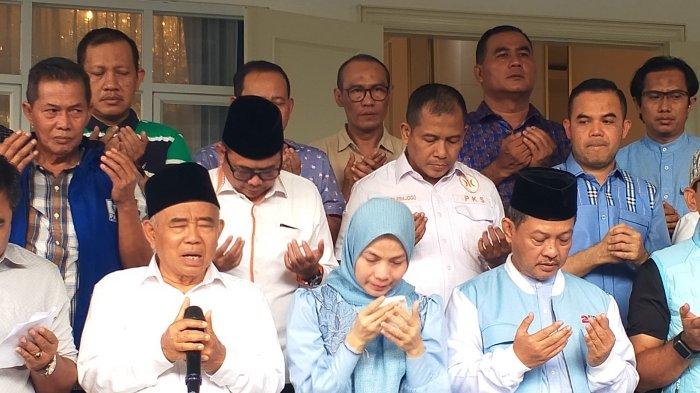Calon Bupati Serang, Ratu Rachmatu Zakiyah tak kuasa menahan air mata pasca diumumkan unggul versi quick count yang dilakukan oleh Indikator Politik Indonesia.