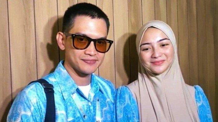 Pemain sinetron dan film Citra Kirana dan Rezky Aditya saat berangkat ibadah haji di Bandara Soekarno Hatta, Tangerang, Banten, Rabu (12/6/2024).