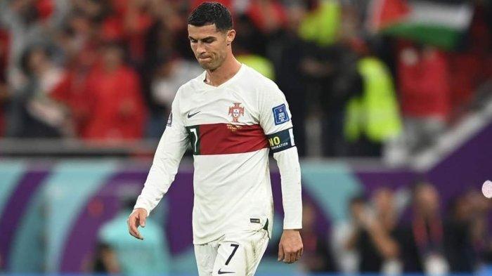 Mega bintang sepak bola, Cristiano Ronaldo menyatakan ingin tetap membela Timnas Portugal.