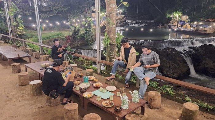 Suasana di Curug Leuwi Bumi di malam hari.