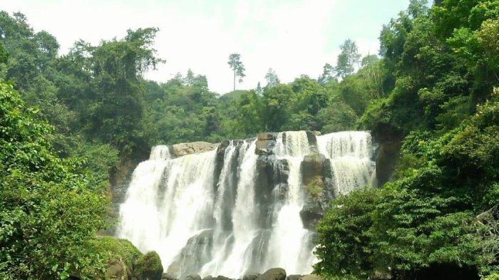 Potret Curug Malela. Berikut adalah tiga rekomendasi wisata air terjun atau curug keren dan indah sekitar Bandung Jawa Barat, yang bisa jadi pilihan destinasi wisata kamu.