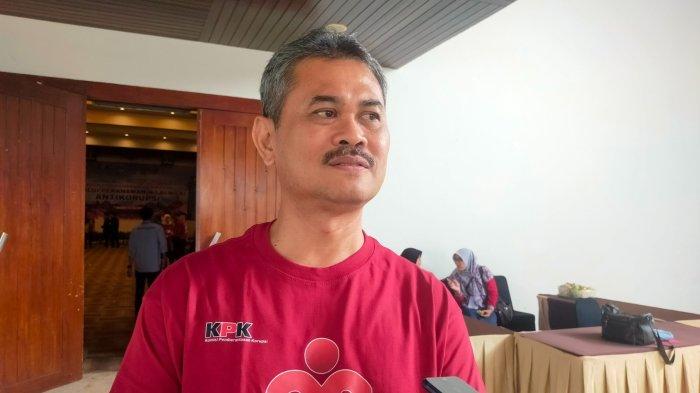 Kepala Dinas Pendidikan dan Kebudayaan (Dindikbud) Banten, Tabrani mengatakan, pemberhentian itu akan diproses setelah pihaknya menerima surat penahanan dari polisi.
