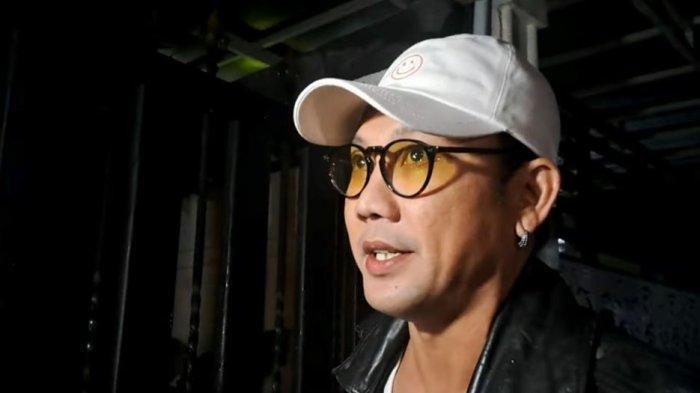 Denny Sumargo - Denny Sumargo geram dengan ucapan Fahat Abbas, yang katanya mau menghajarnya, karena hal tersebut Densu nekat datangi rumahnya malam-malam. 
Editor: Salma Fenty