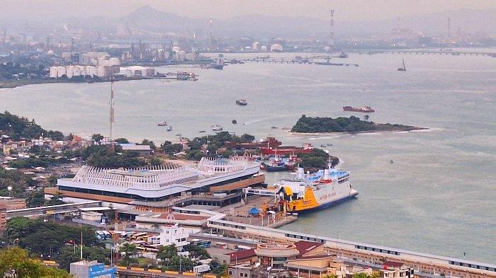 Potret aktivitas di Dermaga Eksekutif Pelabuhan Merak, Kota Cilegon dan area sekitarnya, Minggu (10/3/2024).
