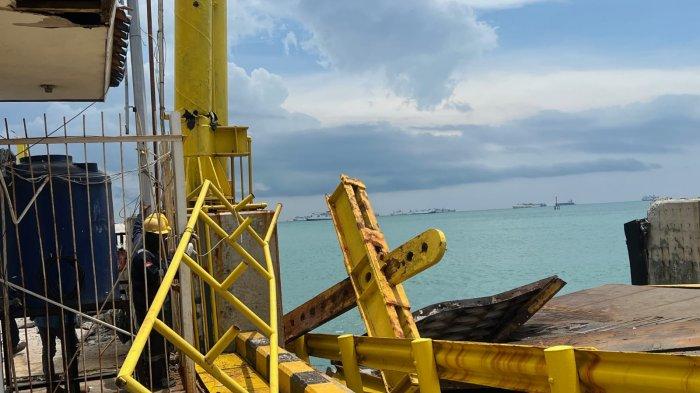 Kapal Motor Penyeberangan (KMP) Portlink III menabrak dermaga VI eksekutif Pelabuhan Merak, Banten.