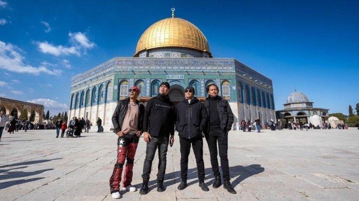 Para personel band Dewa 19 berfoto di kompleks Masjidil Aqsa, di Palestina/Israel.