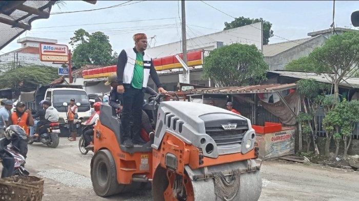 Regen Abdul Azis anggota Dewan Perwakilan Rakyat Daerah (DPRD) Lebak, perbaiki jalan rusak dari hasil ngonten TikTok dan YouTube