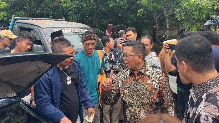 Gubernur Banten Andra Soni saat memantau penghapusan denda dan pokok pajak di Samsat Kota Serang