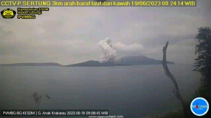 Gunung Anak Krakatau (GAK) mengalami erupsi sebanyak sembilan kali per hari ini, Senin 27 November 2023.