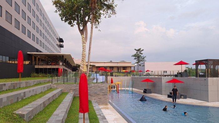 Potret kolam renang Hotel Aston Serang, salah satu hotel bagus di Kota Serang.