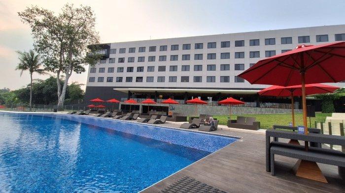 Potret Hotel Aston Serang dengan kolam renang yang cantik.