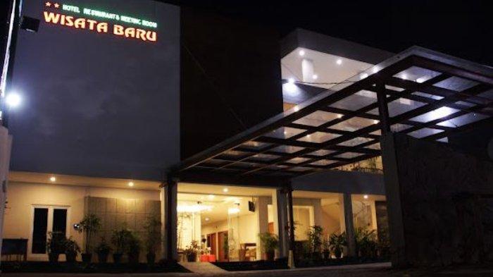 Potret Hotel Wisata Baru Kota Serang di malam hari.